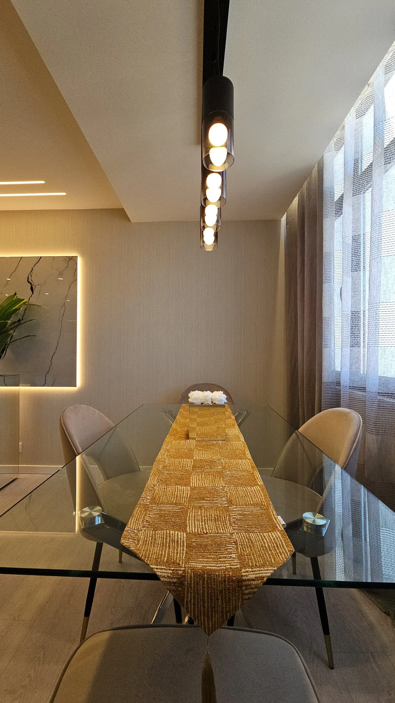 A mesa de jantar junto à janela.