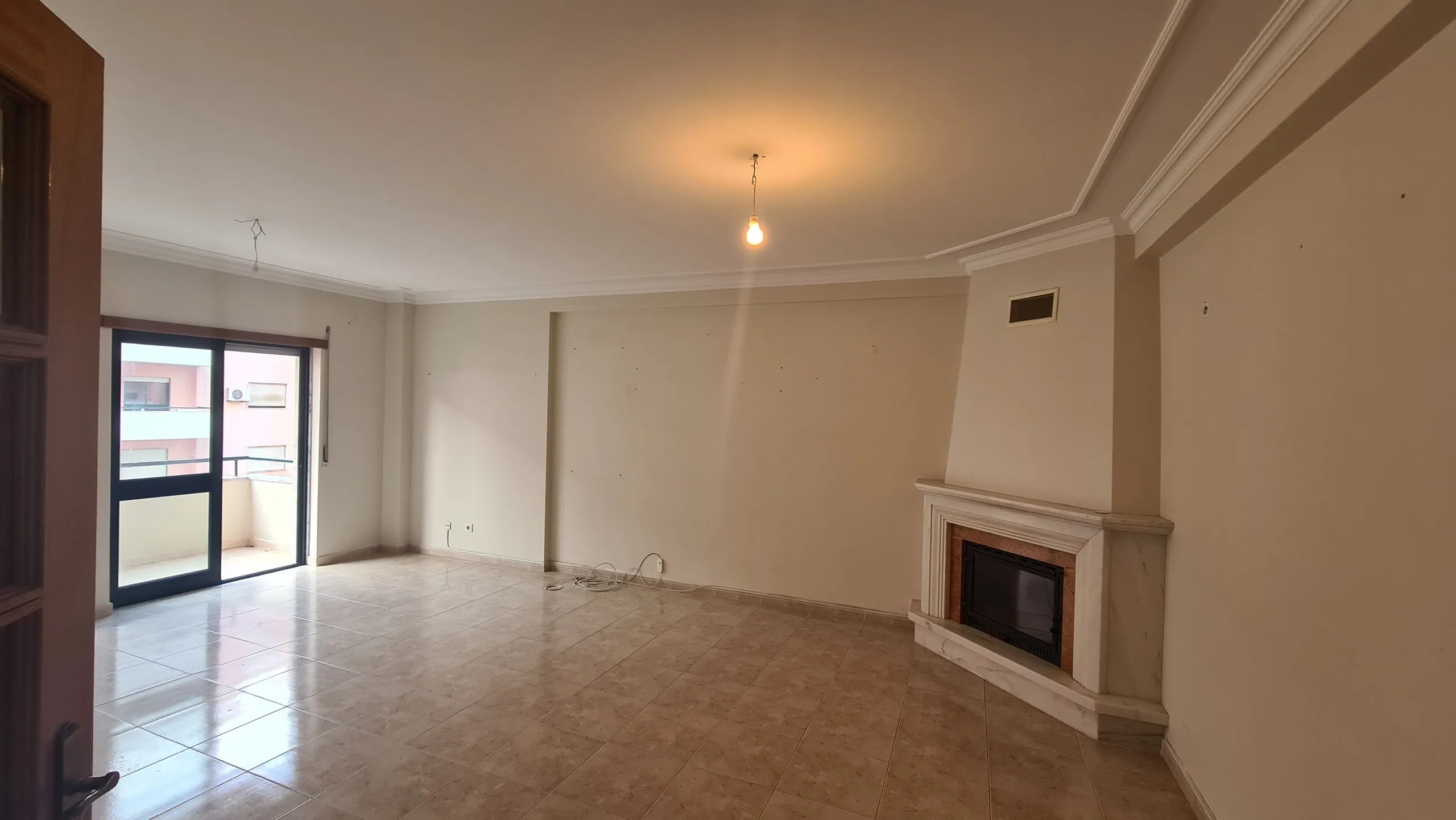 A sala antes da obra, com lareira de canto.