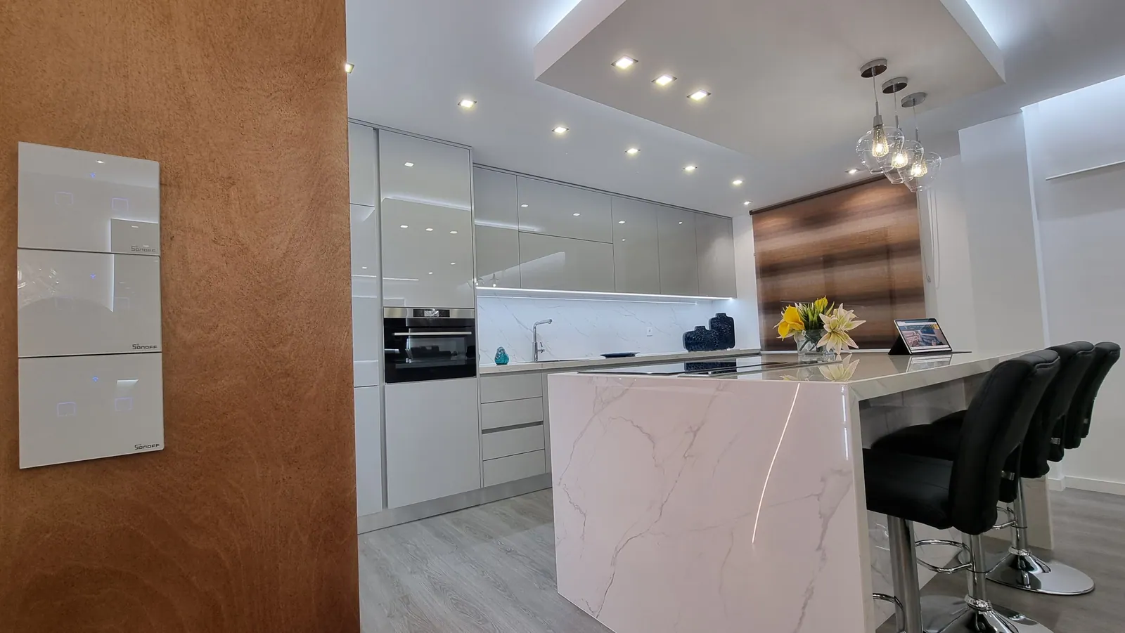 A cozinha e a sala no mesmo espaço.