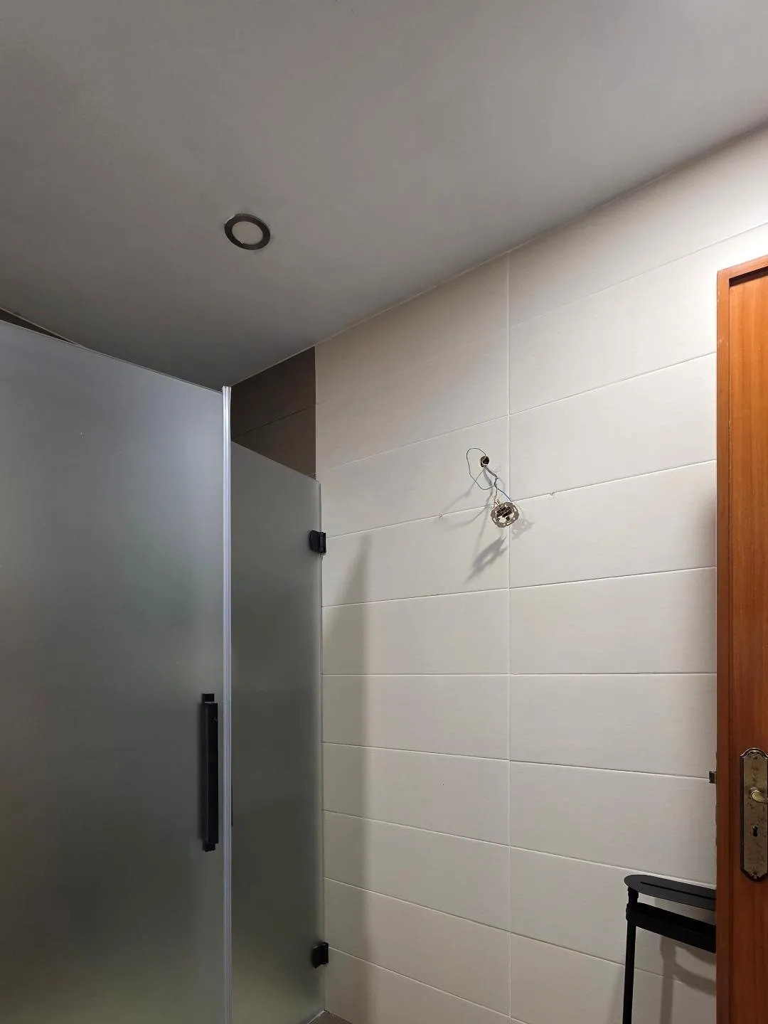 A casa de banho antes, com duche em vidro fosco.