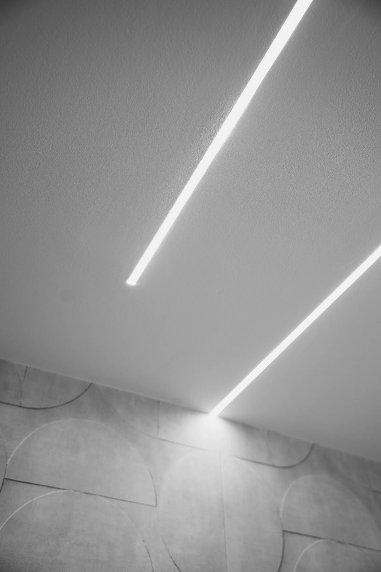 Duas réguas de luz a atravessar o teto.