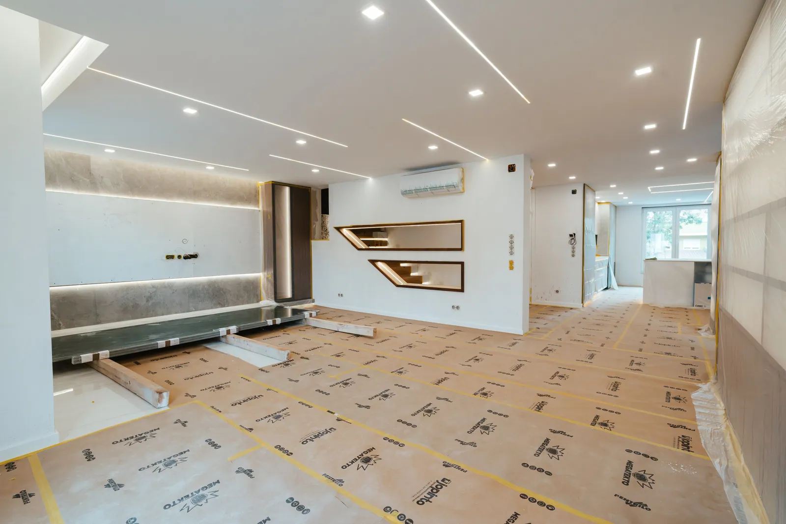 A sala em obra vista da janela.