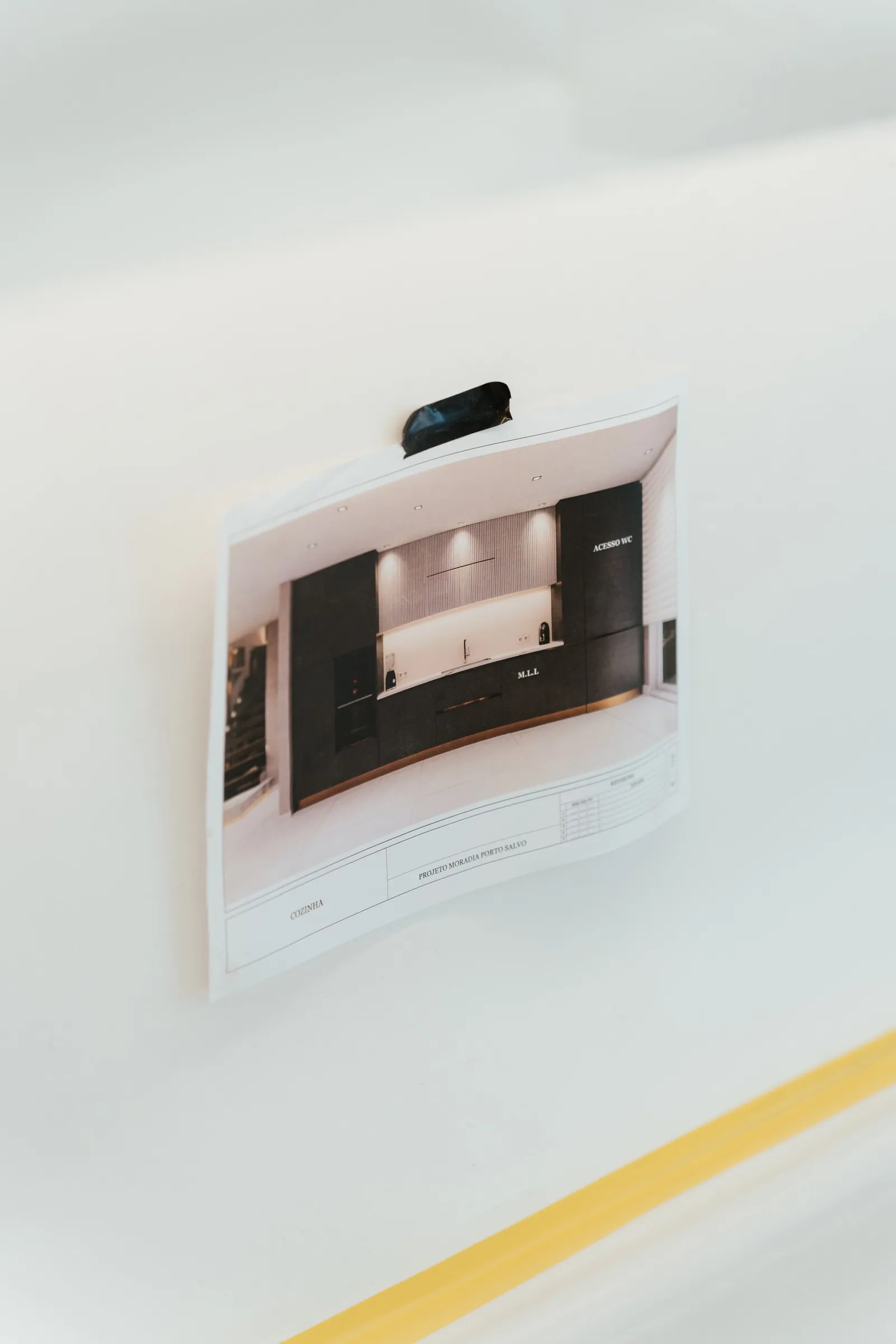 O render da cozinha colado na parede da própria obra.