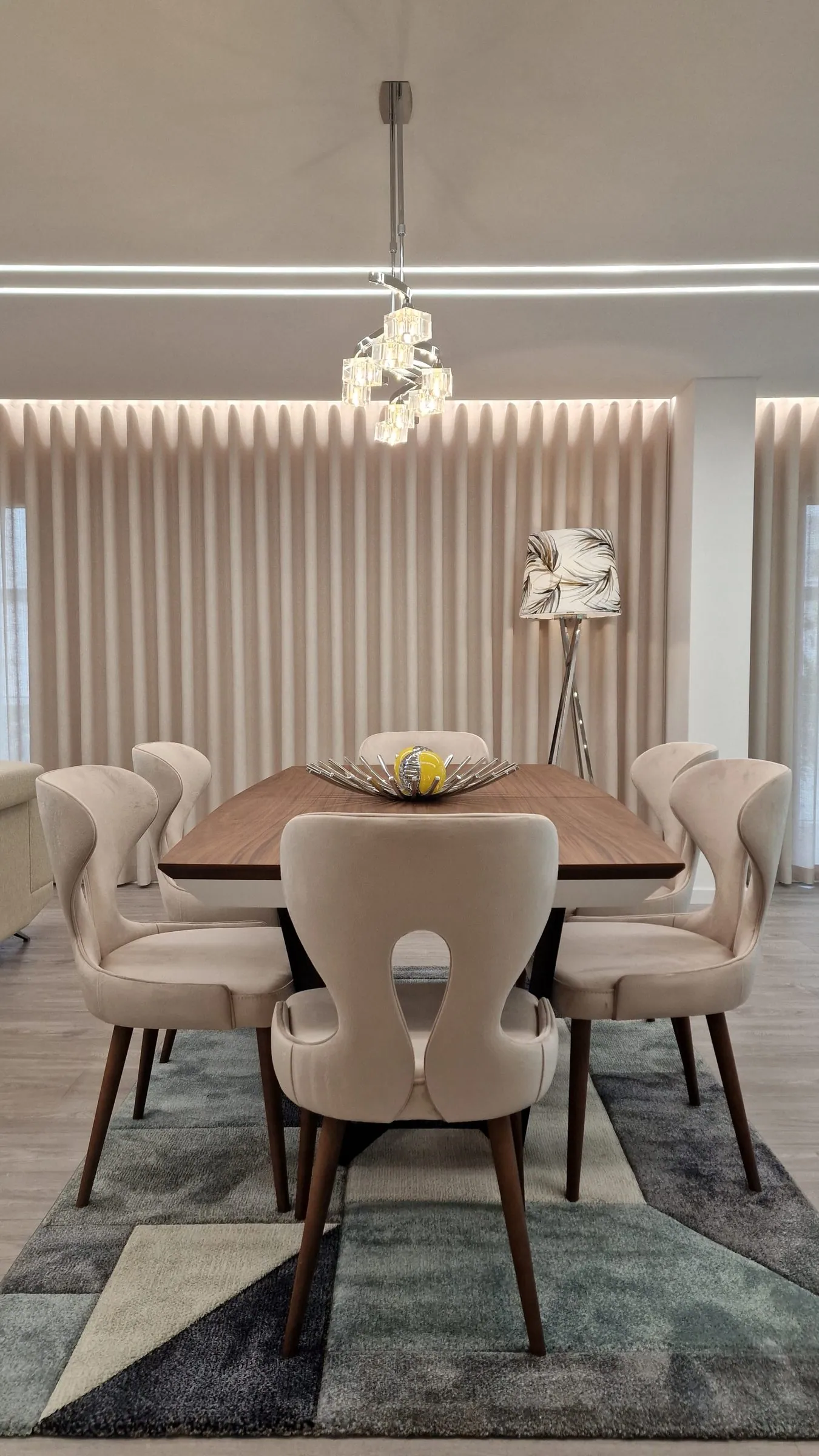 Sala de jantar com mesa de nogueira.